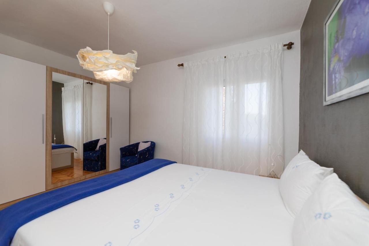 Apartments Martic Supetar Exterior foto